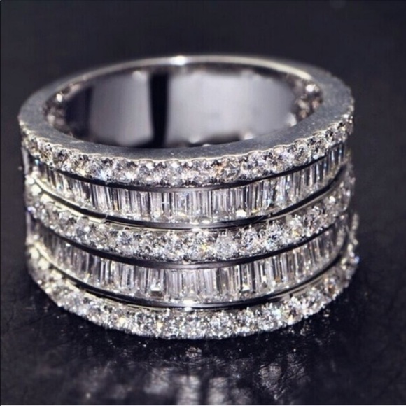 Jewelry - Gorgeous Silver and CZ Band